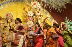 UP News: वाराणसी में निभाई गई सैकड़ों साल पुरानी सिंदूर खेला की परंपरा, पति की लंबी उम्र के लिए रस्म