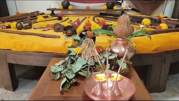 स्वराज्याच्या आरमाराचे प्रमुख कान्होजी आंग्रे यांच्या वंशजांनी आज शस्त्रपूजन केले.