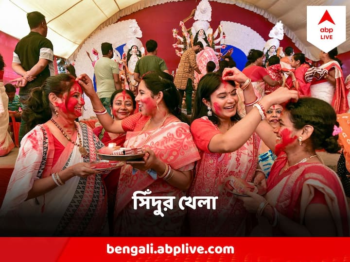 Sindur Khela Pics : সিঁদুর খেলায় সাধারণের সঙ্গে মিলে যান সেলিব্রিটিরাও। একে অপরকে রাঙিয়ে দিলেন সোহাগী লালে