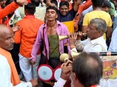 Dasara Melava 2023 :  शिवसेना भवन परिसरात शिवसैनिकांचा उत्साह, शिवतीर्थावर धडाडणार ठाकरेंची तोफ