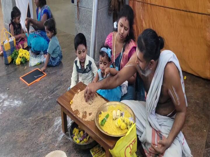 Vijayadashami 2023 parents started their children's education by writing the letter 'a' on paddy at the Hayagrivar temple in Kanchipuram TNN விஜயதசமி நாளில் கோயிலுக்கு வந்து க்யூட்டாக 