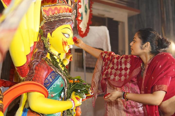 ওই মণ্ডপেই হাজির হয়েছিলেন অভিনেত্রী ও যুব তৃণমূল সভানেত্রী সায়নী ঘোষ। লাল রঙের শাড়ি পরেছিলেন তিনি। উমা বরণ করলেন তিনি।