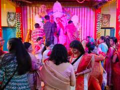 Durga Puja 2023: महिलाओं ने निभाई बंगाल की पारंपरिक 'सिंदूर खेला' की रस्म, गया में मां दुर्गा को ऐसे दी गई विदाई, तस्वीरों में देखें...