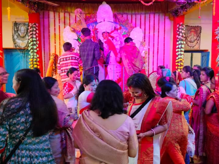 ऐसी मान्यता है कि शारदीय नवरात्र के विजयादशमी के दिन जब मां दुर्गा वापस जाती है तो उनकी विदाई के सम्मान में सिंदूर की होली खेलने की परंपरा है.