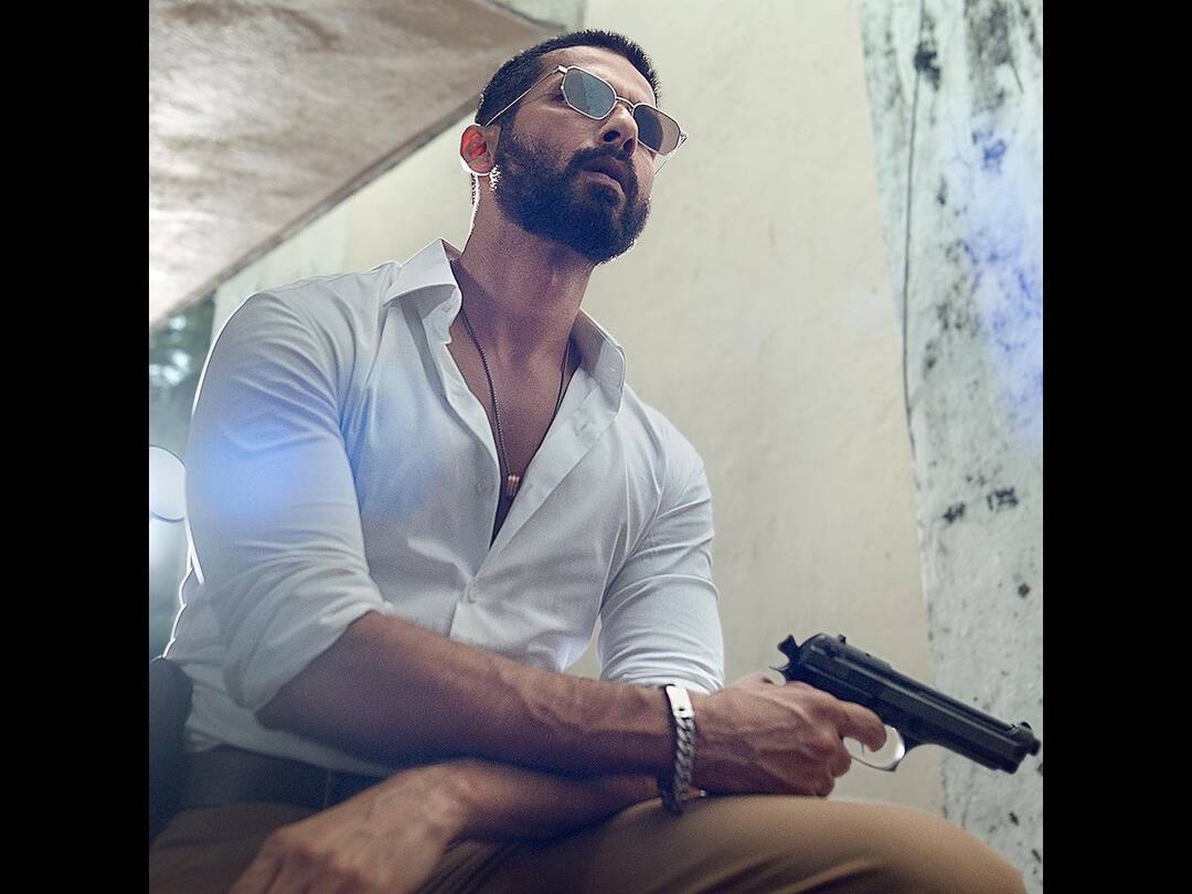 Deva First Look: Shahid Kapoor Announces New Film On Dussehra, To Release Next Year Deva First Look Shahid Kapoor Announces New Film On Dussehra, To Release Next Year Deva First Look: Shahid Kapoor Announces New Film On Dussehra, To Release Next Year