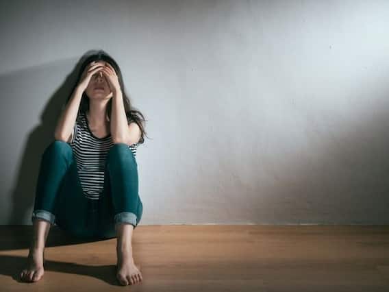 Health Tips : जर तुम्हालाही पॅनिक अटॅक येत असतील तर स्वतःची 'अशी' काळजी घ्या; मानसिक शांतीसाठी सर्वोत्तम उपाय Health Tips : जर तुम्हालाही पॅनिक अटॅक येत असतील तर स्वतःची 'अशी' काळजी घ्या; मानसिक शांतीसाठी सर्वोत्तम उपाय