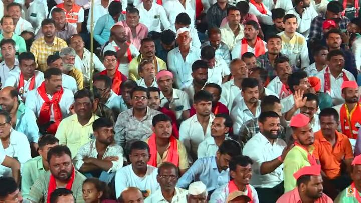 पेटती मशाल घेऊन अनेक शिवसैनिक शिवतीर्थावर दाखल झालेत.