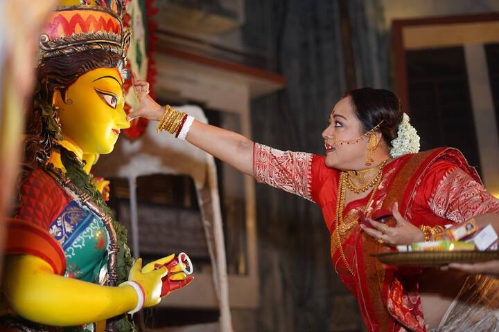 In addition to that, she also took part in the other rituals where married women apply vermillion on Goddess Durga and also offer her sweets. (Image Source: PR Handout)
