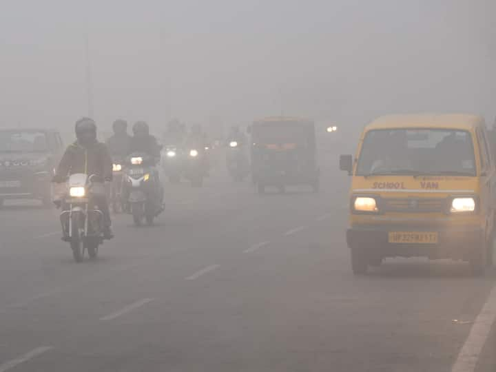 Delhi Pollution: दिल्ली में प्रदूषण की समस्या एक बार फिर सामने आ गई है, लोगों को इसके चलते कई मुश्किलों का सामना करना पड़ रहा है.