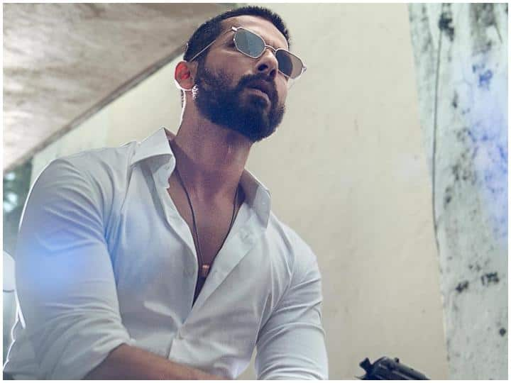 Shahid Kapoor revealed his first look from the upcoming movie Deva on Dussehra 2023  film will be released on 24 October 2024 DEVA: Shahid Kapoor ने दशहरे पर फैंस को दिया तोहफा, अपकमिंग मूवी  DEVA  से अपना धांसू लुक किया रिवील, जानिए- किस दिन रिलीज होगी फिल्म