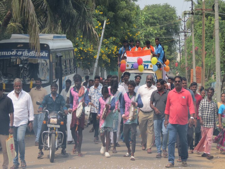 பீச் வாலிபால் போட்டியில் வெள்ளி வென்று அசத்தல்; சொந்த ஊர் திரும்பிய வீரர்களுக்கு நாகையில் உற்சாக வரவேற்பு