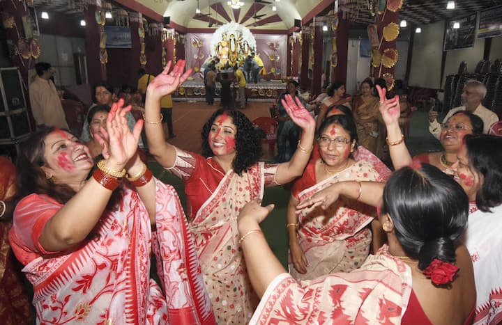 মহাদশমীর দিন স্নান করে শুদ্ধ বস্ত্র পরে মাকে বরণ করার নিয়ম। বিবাহিত মহিলারা  পায়ে আলতা পরে ও সিঁথিতে সিঁদুর পরে মাকে বরণ করেন।