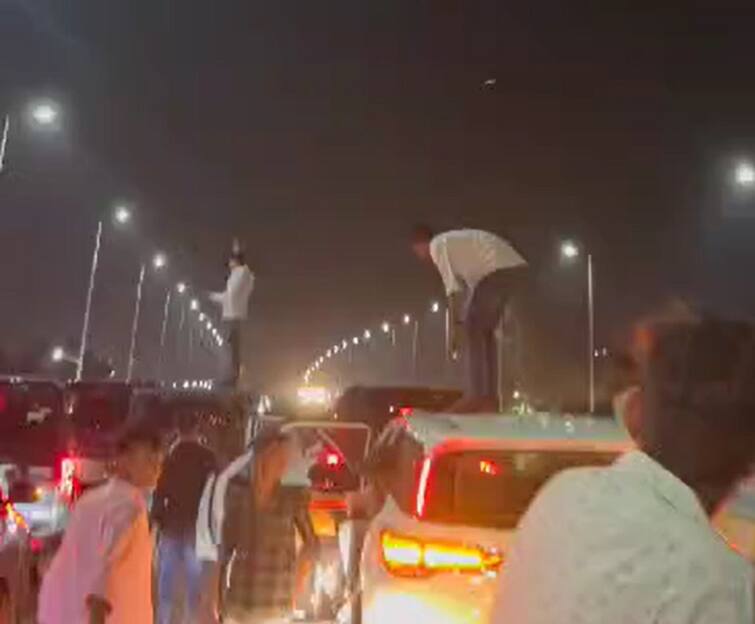 Car Stunt: સુરતમાં બેફામ બનેલા યુવાઓએ કરી જોખમી સ્ટન્ટબાજી, 10થી વધુ ગાડીઓ દોડાવી રસ્તો જામ કર્યો Car Stunt In Surat: young mens did car stunt with more than 10th cars in surat vesu vip road Car Stunt: સુરતમાં બેફામ બનેલા યુવાઓએ કરી જોખમી સ્ટન્ટબાજી, 10થી વધુ ગાડીઓ દોડાવી રસ્તો જામ કર્યો