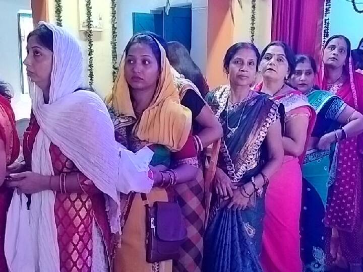 दुर्गाबाड़ी समिति के सचिव विश्वजीत चौधरी बताते हैं कि गया के दुर्गाबाड़ी में सन् 1932 से बंगाली समाज की ओर से मां दुर्गा की प्रतिमा स्थापित की जा रही है.