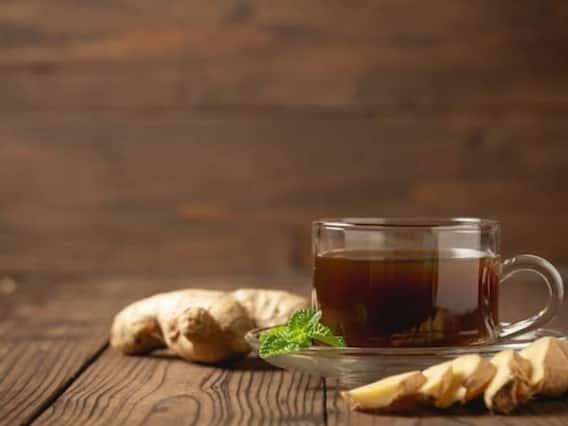 જો તમે ઝડપથી વજન ઓછું કરવા માંગો છો. આવી સ્થિતિમાં, ખાલી પેટ આદુનું પાણી પીવાથી તમારું મેટાબોલિઝમ ઝડપી બને છે. જ્યારે તમારું મેટાબોલિઝમ યોગ્ય રીતે કામ કરે છે, ત્યારે દિવસભર સામાન્ય કામ કરતી વખતે પણ કેલરી બર્ન થાય છે. જે ઝડપથી ચરબી બર્ન કરવામાં મદદ કરે છે. તે શરીરને કુદરતી રીતે ડિટોક્સ કરવામાં પણ મદદ કરે છે.