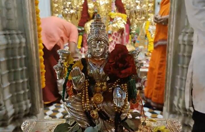 आकर्षक नक्षीकाम करुन ही सोन्याची साडी साकारण्यात आली आहे. त्यामुळे श्री महालक्ष्मी देवीचे हे सुवर्णवस्त्रातील रुप पाहण्याकरीता देवीभक्तांकडून गर्दी केली जाते.