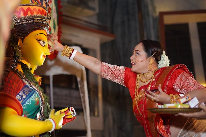 হাজরা পার্কে দুর্গোৎসব কমিটির মণ্ডপে এদিন প্রতিমা বরণ করতে হাজির হয়েছিলেন অভিনেত্রী অপরাজিতা আঢ্য। পরনে লাল-পেড়ে শাড়ি, মাথার খোঁপায় ফুলের মালা, নাকে নথ, গয়না। এক্কেবারে বাঙালি সাজে খেললেন সিঁদুর।