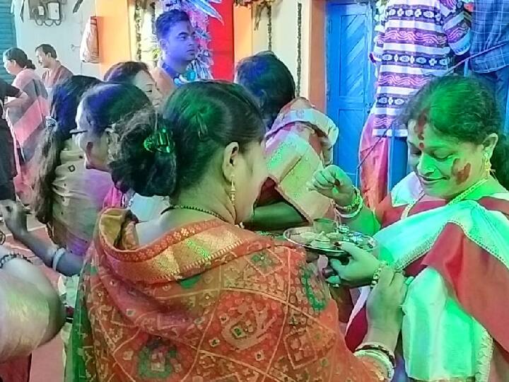 मान्यता है कि मां दुर्गा 10 दिन के लिए अपने मायके आती है जिसे दुर्गा पूजा के रूप में मनाया जाता है और जब वह वापस जाती है तो विदाई में उनके सम्मान में सिंदूर की होली खेलकर रस्म पूरी की जाती है.