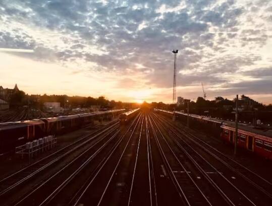 ਸਟੀਲ ਅਥਾਰਟੀ ਆਫ਼ ਇੰਡੀਆ (SAIL) ਦੇ ਅਨੁਸਾਰ, ਲਾਲ ਰੰਗ ਦੇ LHB ਕੋਚ ਦੇ ਇੱਕ ਪਹੀਏ ਦਾ ਭਾਰ ਲਗਭਗ 326 ਕਿਲੋਗ੍ਰਾਮ ਹੈ। ਜਦੋਂ ਕਿ ਬਰਾਡ ਗੇਜ 'ਤੇ ਚੱਲਣ ਵਾਲੀਆਂ ਆਮ ਰੇਲ ਗੱਡੀਆਂ ਦੇ ਡੱਬੇ 'ਚ ਫਿੱਟ ਪਹੀਏ ਦਾ ਭਾਰ 384 ਤੋਂ 394 ਕਿਲੋਗ੍ਰਾਮ ਤੱਕ ਹੁੰਦਾ ਹੈ।