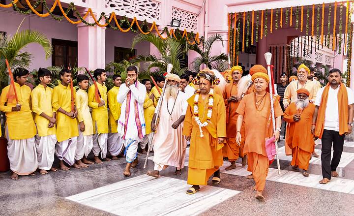 गोरखपुर में मानसरोवर रामलीला मैदान तक हर धर्म और वर्ग के लोगों ने रथ पर सवार गोरक्षपीठाधीश्वर का स्वागत किया.