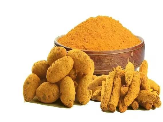 તમારી જાતને ખરાબ નજરથી બચાવવા માટે તમે હળદરનો પણ ઉપયોગ કરી શકો છો. હળદર ખરાબ નજરથી પણ બચાવે છે. ઘરની આજુબાજુ હળદરનો છંટકાવ કરો અને પ્રવેશદ્વાર પર હળદરથી સ્વસ્તિક પણ બનાવો. તેનાથી તમે ખરાબ નજરથી સુરક્ષિત રહેશો.