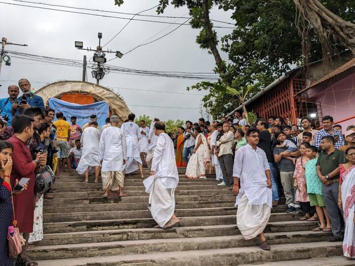 Durga Puja, an illustrious festival celebrated with fervour, devotion, and grandeur, holds a special place in the hearts of millions. The culmination of this extravagant celebration is marked by a poignant and spiritually charged ritual known as Durga Visarjan. (Image Source: Utsa Ganguly)