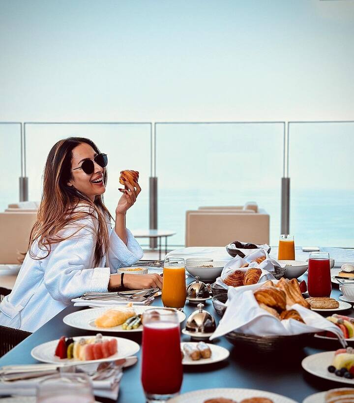 मलाइका ने इस पोस्ट में अपनी उम्र 48 साल बताई है. वहीं विकिपीडिया पर उनकी उम्र 50 बताई गई है.