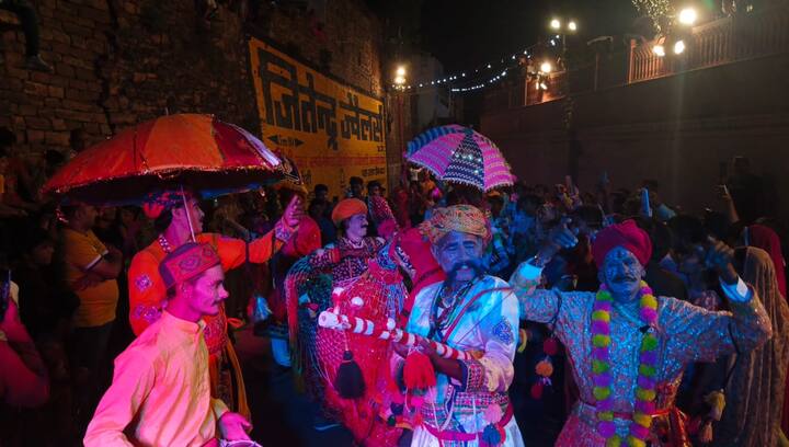 इस दौरान एक हाथी और 5 घोड़ा बग्घी मौजूद रही। भगवान की सवारी के साथ ऊँट गाड़ी में युद्ध के नगाड़े बजते हुए युद्ध दृश्य बनाए गए थे. मधुर स्वर लहरियां बिखेरते 5 बैंड थे। साथ ही मशक बैंड, आर्मी बैंड और पुलिस बैंड भी था.