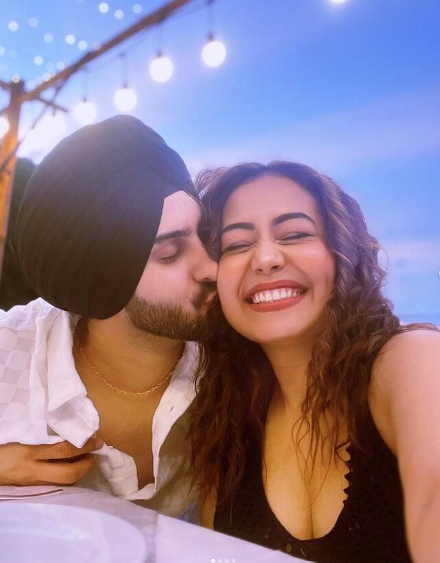 ਫਿਰ ਜਦੋਂ ਰੋਹਨਪ੍ਰੀਤ ਨੇ ਨੇਹਾ ਨੂੰ ਪ੍ਰਪੋਜ਼ ਕੀਤਾ ਸੀ ਤਾਂ ਨੇਹਾ ਨੇ ਸਿੱਧੇ ਤੌਰ 'ਤੇ ਵਿਆਹ ਲਈ ਕਿਹਾ, ਕਿਉਂਕਿ ਉਹ ਦੋਬਾਰਾ ਕੋਈ ਬ੍ਰੇਕਅੱਪ ਵਾਲਾ ਸੀਨ ਨਹੀਂ ਚਾਹੁੰਦੀ ਸੀ। ਜਿਸ ਤੋਂ ਬਾਅਦ ਦੋਵਾਂ ਨੇ 24 ਅਕਤੂਬਰ 2020 ਨੂੰ ਵਿਆਹ ਕਰਵਾਇਆ। ਇਸ ਦੌਰਾਨ ਵਿਆਹ ਵਿੱਚ ਕਈ ਸਿਤਾਰੇ ਸ਼ਾਮਿਲ ਹੋਏ।