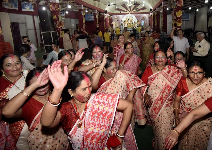 অশুভ শক্তির বিরুদ্ধে শুভ শক্তির জয়ের জন্যই দেবীর আরাধনা। আর সেই ক্ষমতার প্রতীক হিসেবেও দেখা হয় সিঁদুরকে। সেই সঙ্গে সিঁদুর খেলার মাধ্যমে মেয়েরা একে অপরের শুভ কামনা করেন।