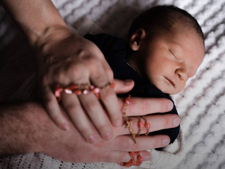 बच्चे का बर्थ सर्टिफिकेट बनवाने के लिए सबसे पहले आपके पास माता-पिता का मैरिज सर्टिफिकेट (Marriage Certificate), माता-पिता का आधार कार्ड (Aadhaar Card) और हॉस्पिटल से दिया गया बर्थ लेटर होना चाहिए. उसके बाद आप ये स्टेप फॉलो कर सकते हैं.