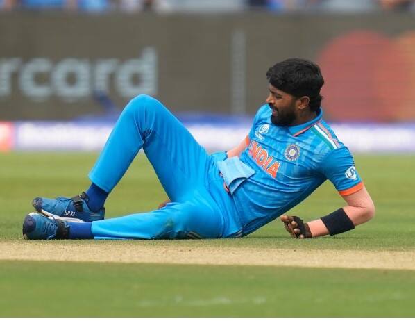 ਇਸ ਅਪਡੇਟ ਮੁਤਾਬਕ ਹਾਰਦਿਕ 29 ਅਕਤੂਬਰ ਨੂੰ ਇੰਗਲੈਂਡ ਖਿਲਾਫ ਹੋਣ ਵਾਲੇ ਟੀਮ ਇੰਡੀਆ ਦੇ ਅਗਲੇ ਮੈਚ 'ਚ ਮੈਦਾਨ 'ਤੇ ਨਹੀਂ ਉਤਰ ਸਕਣਗੇ। ਇਹ ਅਪਡੇਟ ਬੀਸੀਸੀਆਈ ਦੇ ਇੱਕ ਅਧਿਕਾਰੀ ਦੇ ਹਵਾਲੇ ਨਾਲ ਸਾਹਮਣੇ ਆਇਆ ਹੈ।