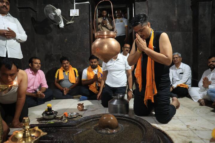 आज पहाटे साडेपाच वाजता संगमेश्वराच्या महादेवाला अभिषेक घालून साकडे घालून रोहित पवार यांनी या यात्रेला सुरुवात केली.