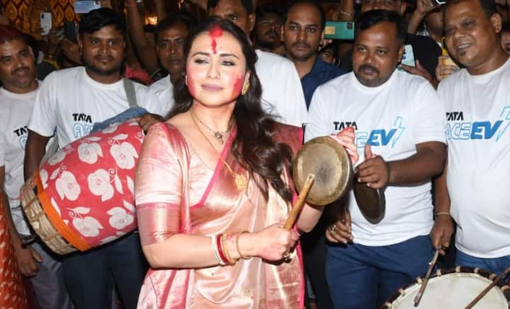 Rani Mukerji: বিজয়া দশমীতে একেবারে অন্য রূপে হাজির নায়িকা। সিঁদুর খেলার পর বাজালেন কাঁসিও। নজর কাড়লেন রানি মুখোপাধ্যায়।