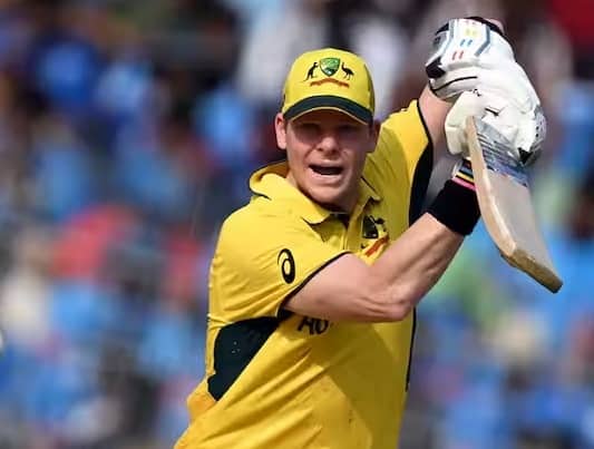 ઓસ્ટ્રેલિયાના દિગ્ગજ ખેલાડી સ્ટીવ સ્મિથનું પ્રદર્શન ચોંકાવનારું રહ્યું છે. સ્મિથ ચાર મેચમાં માત્ર 72 રન જ બનાવી શક્યો છે. આ સમયગાળા દરમિયાન તેની બેટિંગ એવરેજ 18 અને સ્ટ્રાઈક રેટ 71.28 રહી છે.