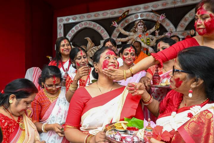একে অপরকে সিঁদুরে রাঙিয়ে দেওয়ার দিন। দশমীর দিন ত্রিপুরার আগরতলার এক পুজো মন্ডপে।