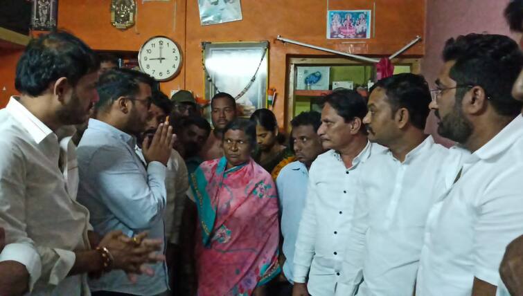 Purvesh Sarnaik Yuva Sena leader visits sangli after accidental death of Shiv Sainik Vivek Teli who was travelling to Mumbai to attend Eknath Shinde Dasara Melava Sangli News : दसरा मेळावा सोडला, पूर्वेश सरनाईक तातडीने सांगलीला, मुख्यमंत्र्यांच्या कार्यतत्परतेचे कौतुक