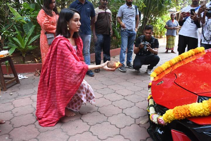 કાર ખરીદ્યા બાદ શ્રદ્ધા સૌથી પહેલા મંદિર પહોંચી હતી. અભિનેત્રીની તસવીરો સામે આવી છે જેમાં તે પોતાની નવી કાર સાથે મુંબઈના ઈસ્કોન મંદિરમાં જોવા મળી રહી છે.