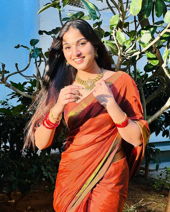 50కి పైగా సినిమాల్లో బాలనటిగా చేసి ఆకట్టుకుంది. Photo Credit: Pranavi Manukonda/Instagram