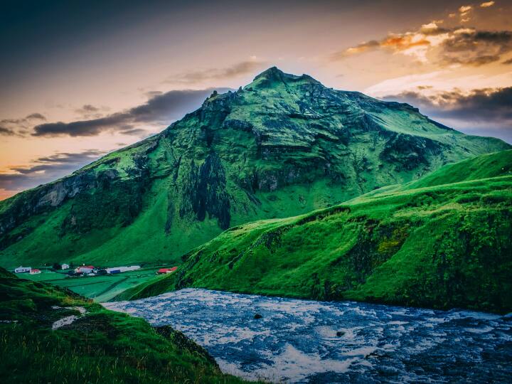 दिन का आरंभ सूर्योदय के साथ होता है और समाप्ति सूर्यास्त के साथ होती है. लोग इस दौरान अपने कामों में व्यस्त रहते हैं और फिर रात को आराम करते हैं. यह दिन और रात के इस चक्र के साथ जीवन चलाते हैं. एक देश में ऐसा नहीं होता है.