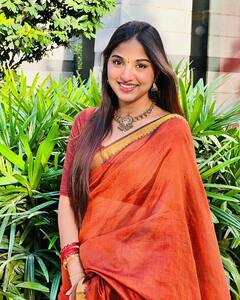 Pranavi Manukonda: రెడ్ శారీలో ప్రణవి- చిరు నవ్వులతో మెస్మరైజ్