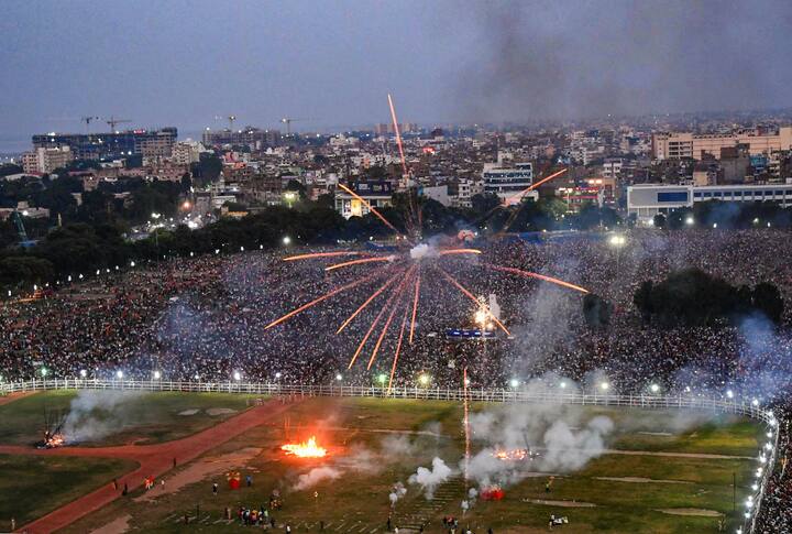 গতকাল একদিকে দুর্গা দশমী ছিল, অন্যদিকে নবরাত্রি শেষে দশেরাও। পটনায় গাঁধী ময়দানে দশেরা উৎসবে বাজির প্রদর্শনী।