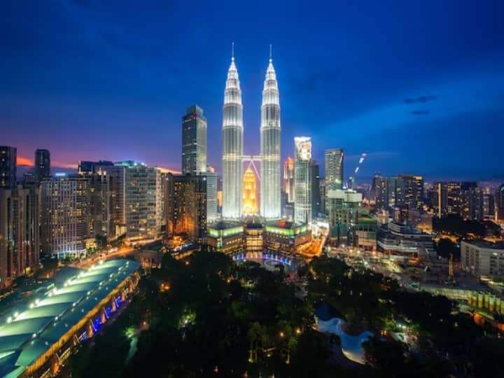 Malaysia Singapore Tour: सिंगापुर और मलेशिया दुनिया भर के सैलानियों के लिए एक बेहद फेमस टूरिस्ट डेस्टिनेशन है. अगर आप भी यहां घूमने का प्लान बना रहे हैं तो रेलवे आपके लिए एक स्पेशल पैकेज लेकर आया है.