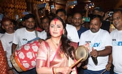 Rani Mukerji Sindur Khela: আটপৌরে শাড়ি, শাঁখাপলা আর গালভর্তি সিঁদুরে অনবদ্য রানি, দশমীর রাতে বাঙালিয়ানার উদযাপন মায়ানগরীতে