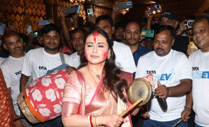 এবছর দুর্গাপুজোতেও সেই ধারা বজায় রাখলেন অভিনেত্রী রানি মুখোপাধ্যায়। দশমীর রাতে সিঁদুর খেলায় মাতলেন যেমন, ঢাকিদের সঙ্গে তাল মিলিয়ে বাজালেন কাঁসিও।