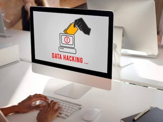 નકલી વેબસાઇટ્સ ગ્રાહકોને તેમની લિંક્સ મોકલે છે અને તેમને ખરીદી કરવાનું કહે છે અને જો તેઓ ક્લિક કરે છે, તો ન તો ઉત્પાદન કે અન્ય કંઈપણ દેખાતું નથી.