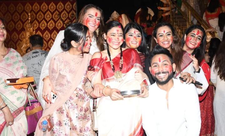 কপিল শর্মার শো-র দরুণ জনপ্রিয়তা হলেও, নিজস্ব আলাদা পরিচয়ও রয়েছে সুমনা চক্রবর্তীর। তিনি বাঙালিও। মুখোপাধ্যায়দের সঙ্গে বরাবর ঘনিষ্ঠতা তাঁর। নবমীর রাতে ধনুচি নাচের পর দশমীতে সিঁদুর খেলায় মাতেন তিনিও।