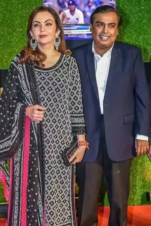 આજે આ કપલના લગ્નને 38 વર્ષ થઈ ગયા છે. પરંતુ તેમની વચ્ચે હજુ પણ અપાર પ્રેમ છે.