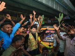 Legend Saravana Photos : ஆட்டோ ஓட்டுநர்களுடன் விஜயதசமியை கொண்டாடிய லெஜண்ட் சரவணன்!