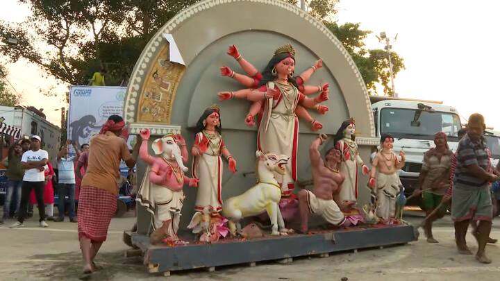 ৬-৭ টি ক্রেন ব্যবহার করা হচ্ছে কাঠামো সরানোর কাজে।